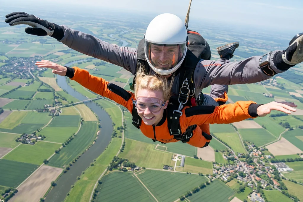 Tandemparachutesprong – vrije val. Tevreden gezichten.